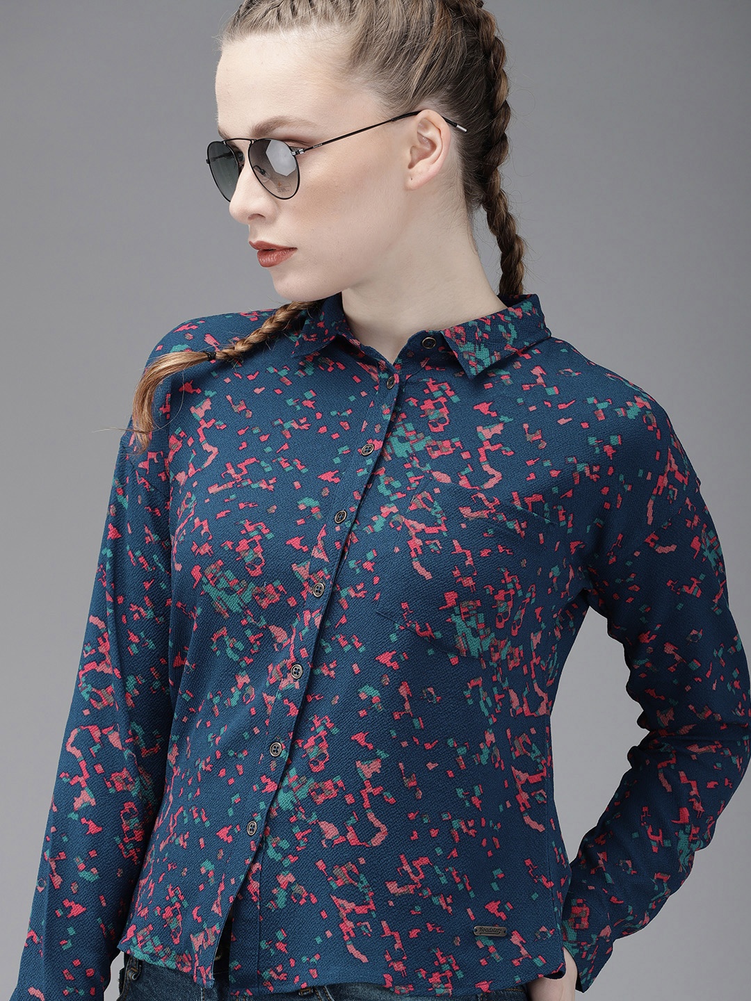 

The Roadster Lifestyle Co Women Blue & Pink Regular Fit Printed Casual Shirt