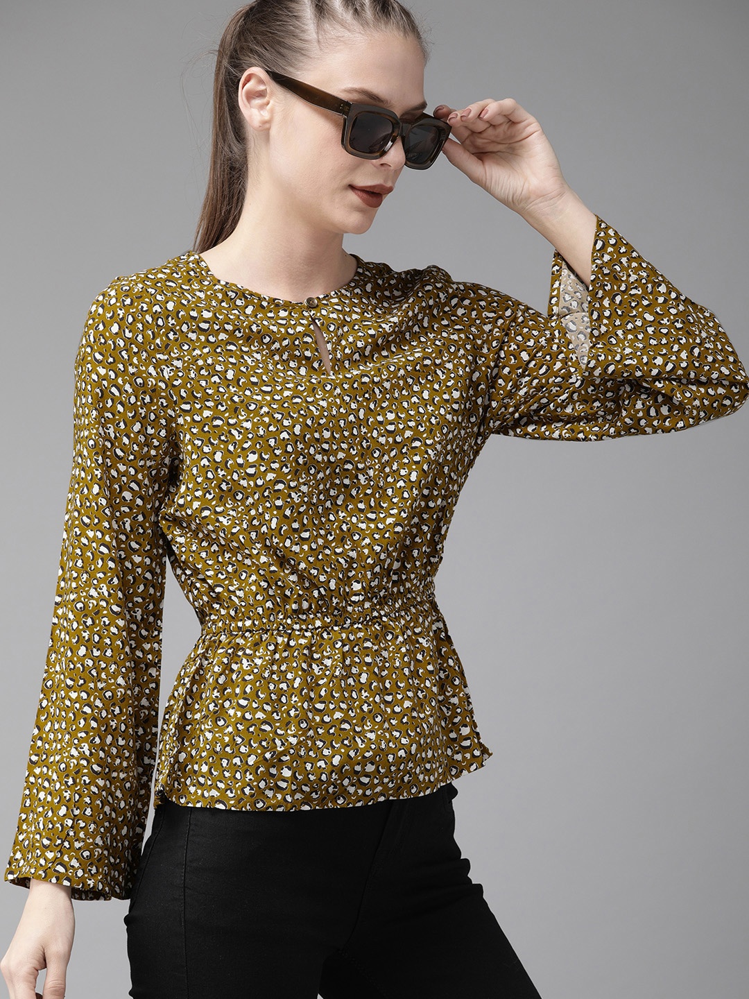 

The Roadster Lifestyle Co Women Olive Green & Off-White Printed Cinched Waist Top