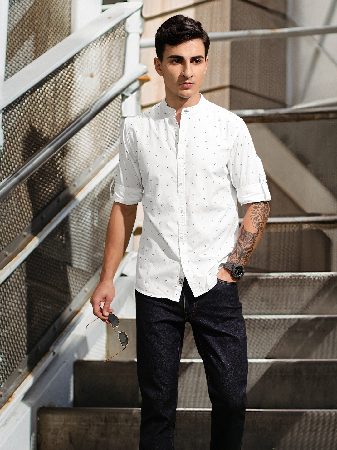 

The Roadster Lifestyle Co Men White & Navy Blue Regular Fit Printed Sustainable Casual Shirt