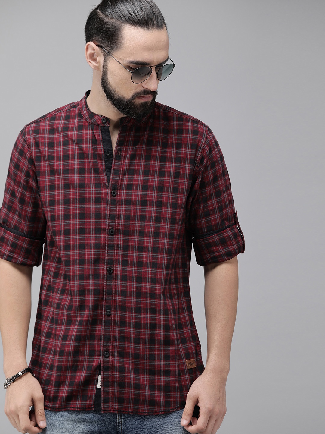

The Roadster Lifestyle Co Men Maroon & Black Regular Fit Checked Casual Shirt