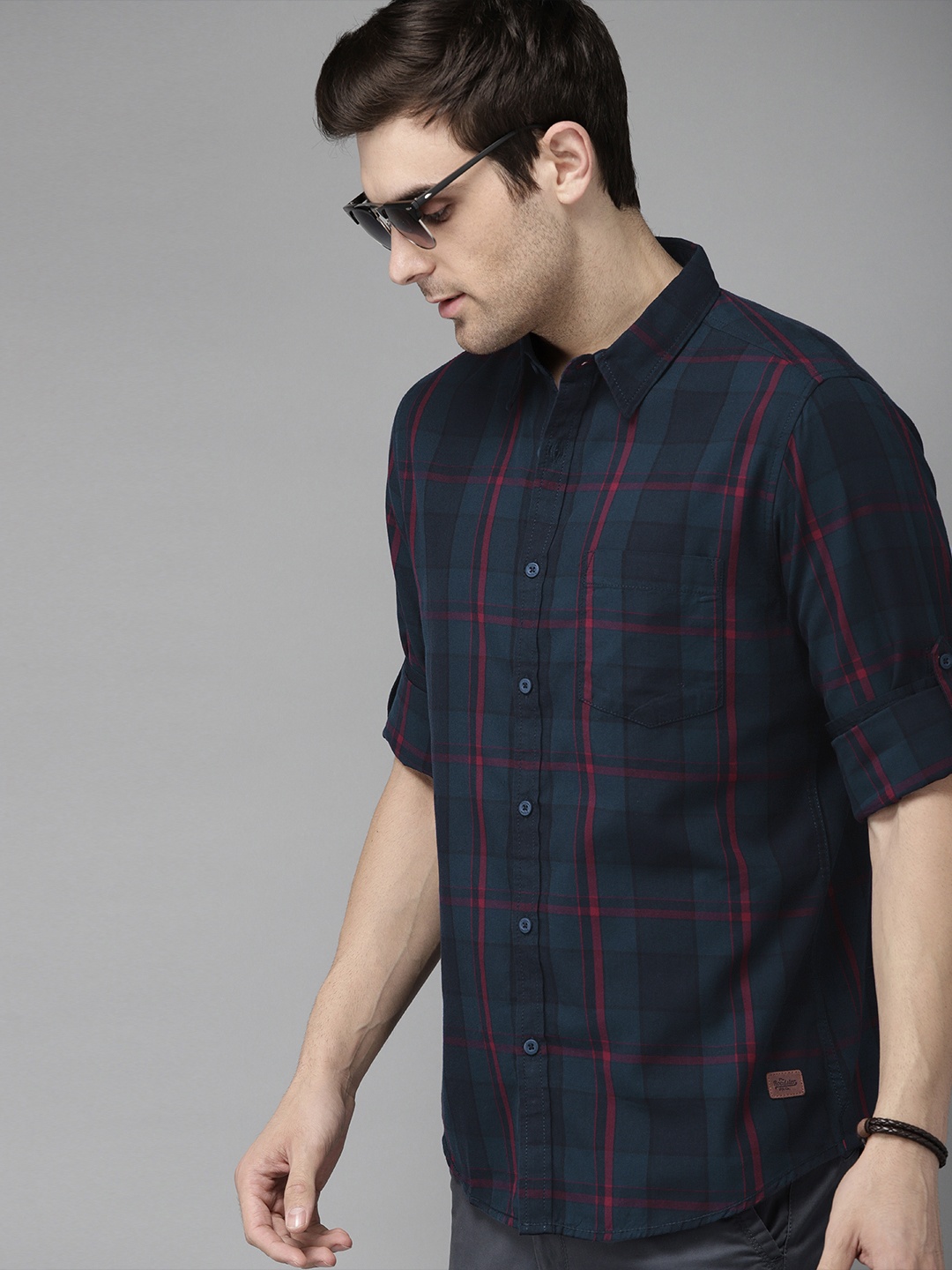 

The Roadster Lifestyle Co Men Navy Blue & Red Regular Fit Checked Casual Shirt