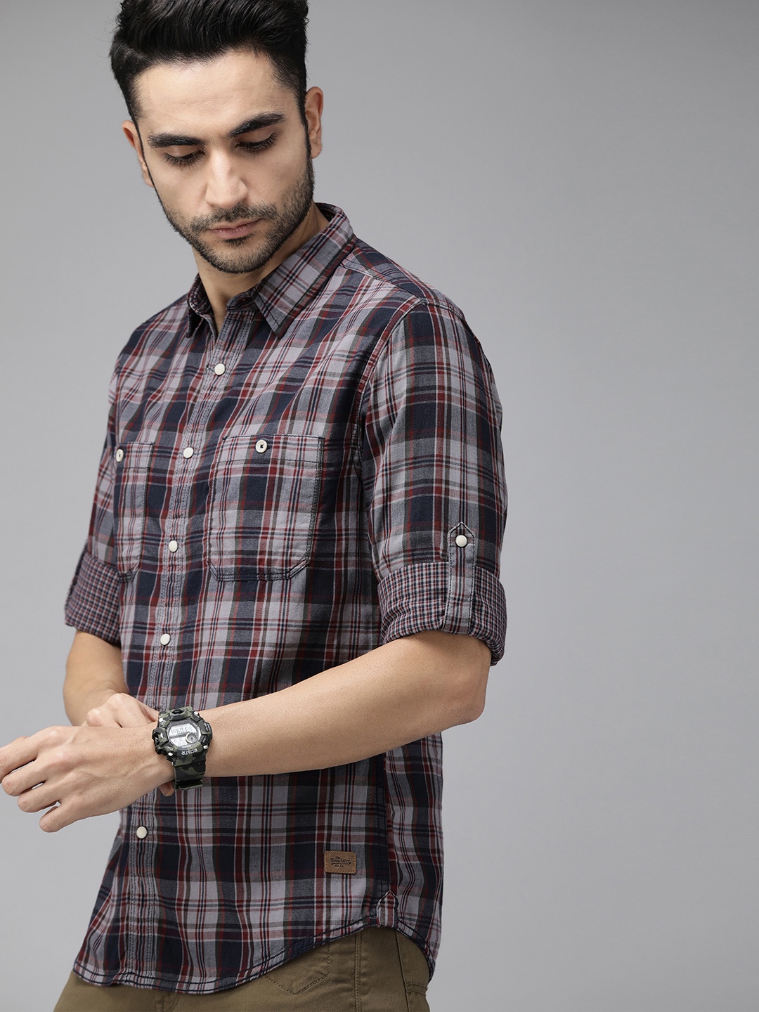 

The Roadster Lifestyle Co Men Grey & Maroon Regular Fit Checked Casual Shirt