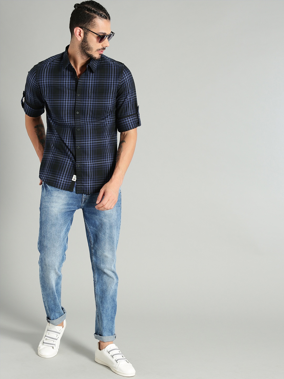 

The Roadster Lifestyle Co Men Navy Blue & Black Regular Fit Checked Casual Shirt