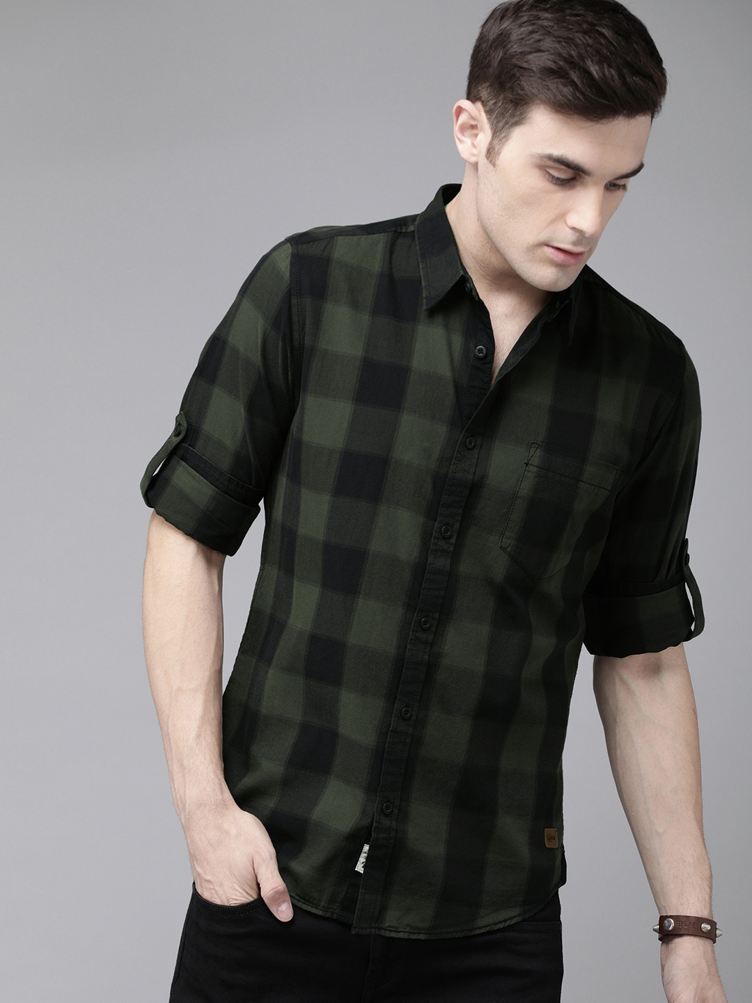 

The Roadster Lifestyle Co Men Olive Green & Black Regular Fit Checked Casual Shirt