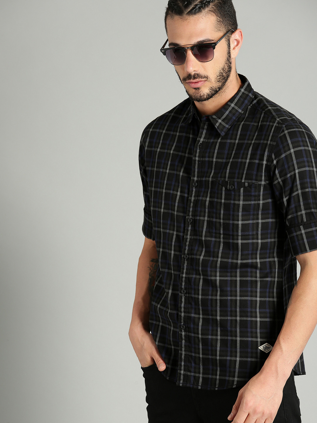 

The Roadster Lifestyle Co Men Black & Blue Regular Fit Checked Casual Shirt