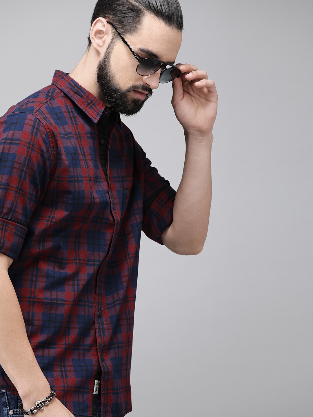

The Roadster Lifestyle Co Men Maroon & Navy Blue Regular Fit Checked Casual Shirt