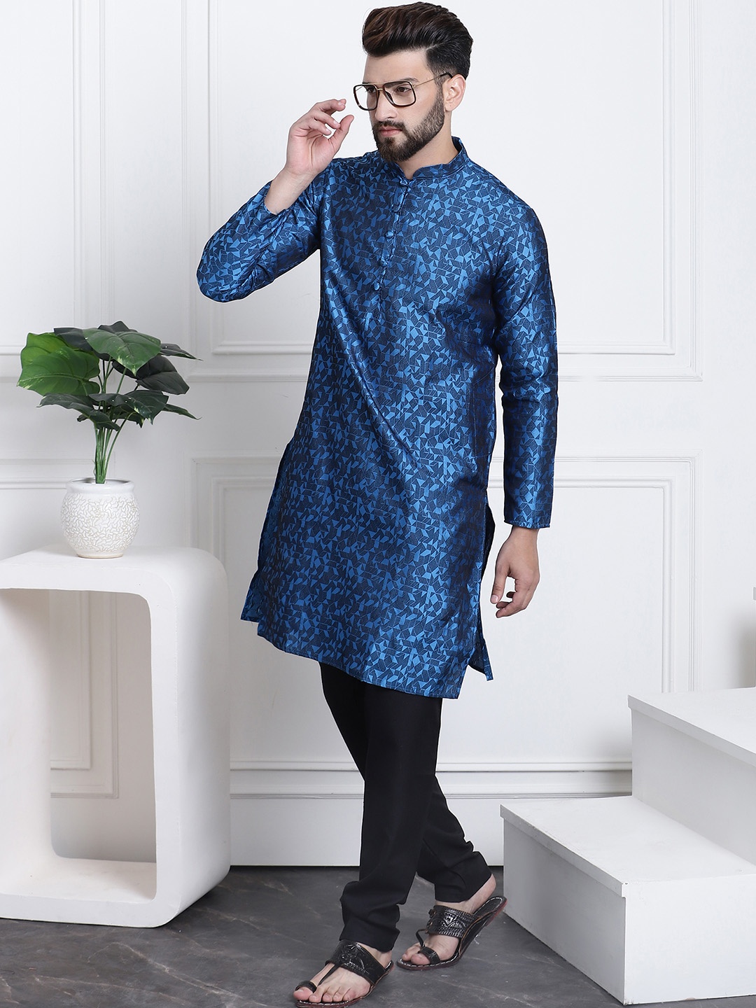 

SOJANYA Men Blue & Black Self-Design Kurta with Churidar