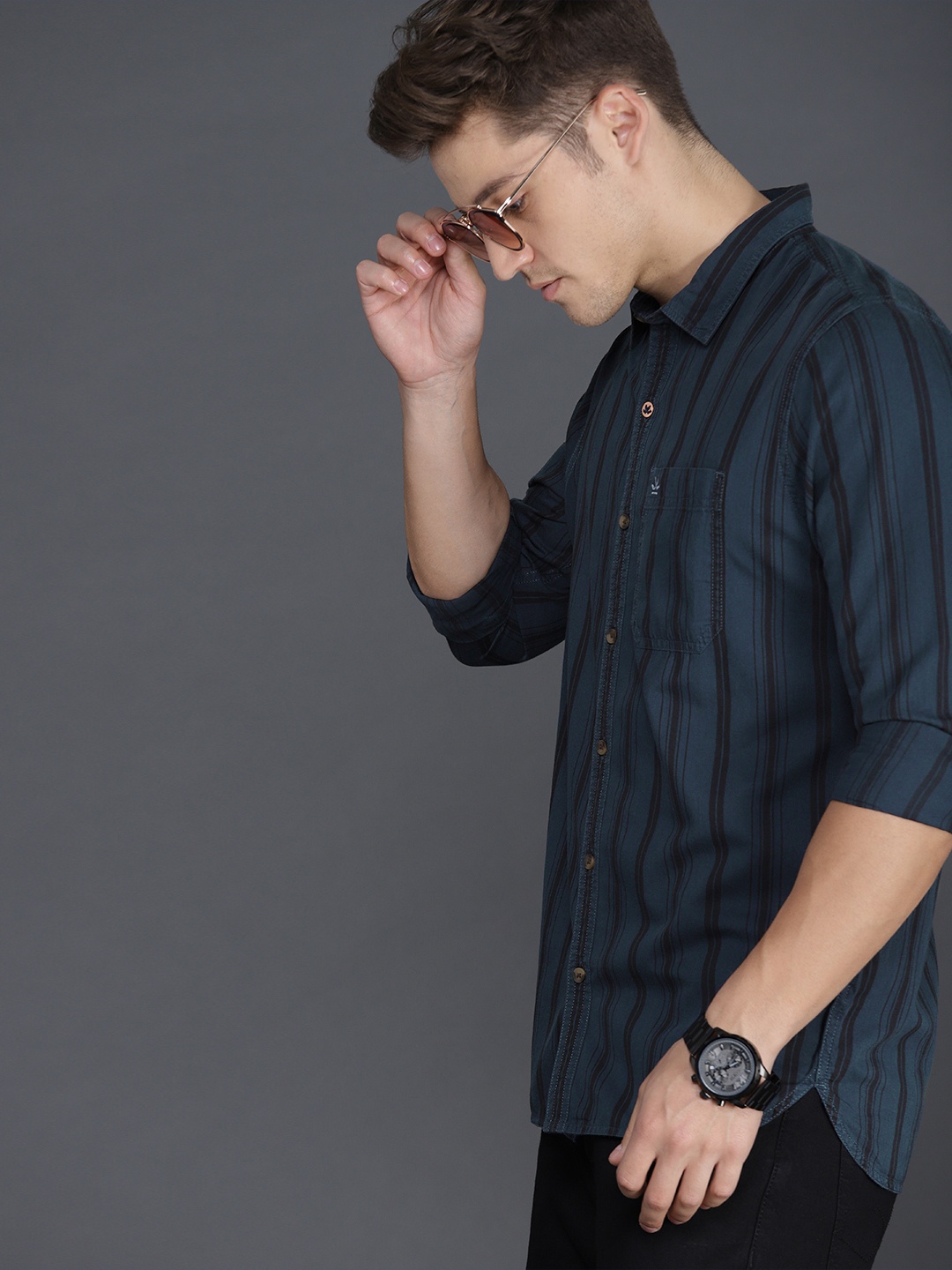 

WROGN Men Navy Blue & Black Slim Fit Striped Casual Shirt