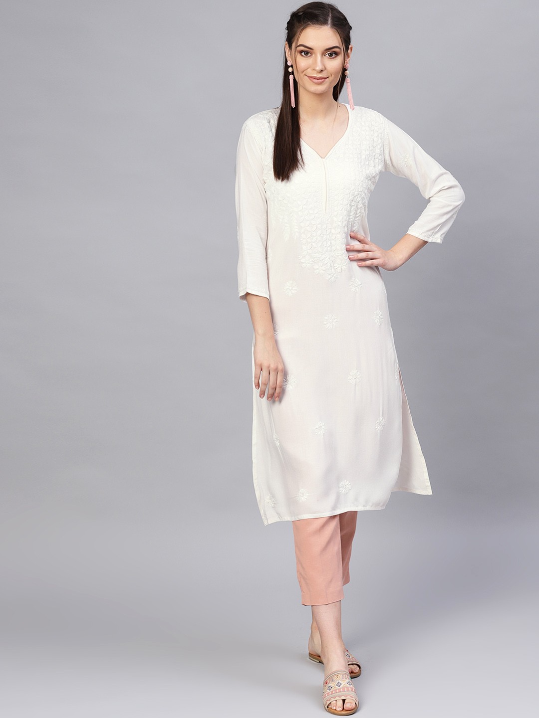

Saadgi Women Off-White Lucknowi Chikankari Handloom Straight Kurta