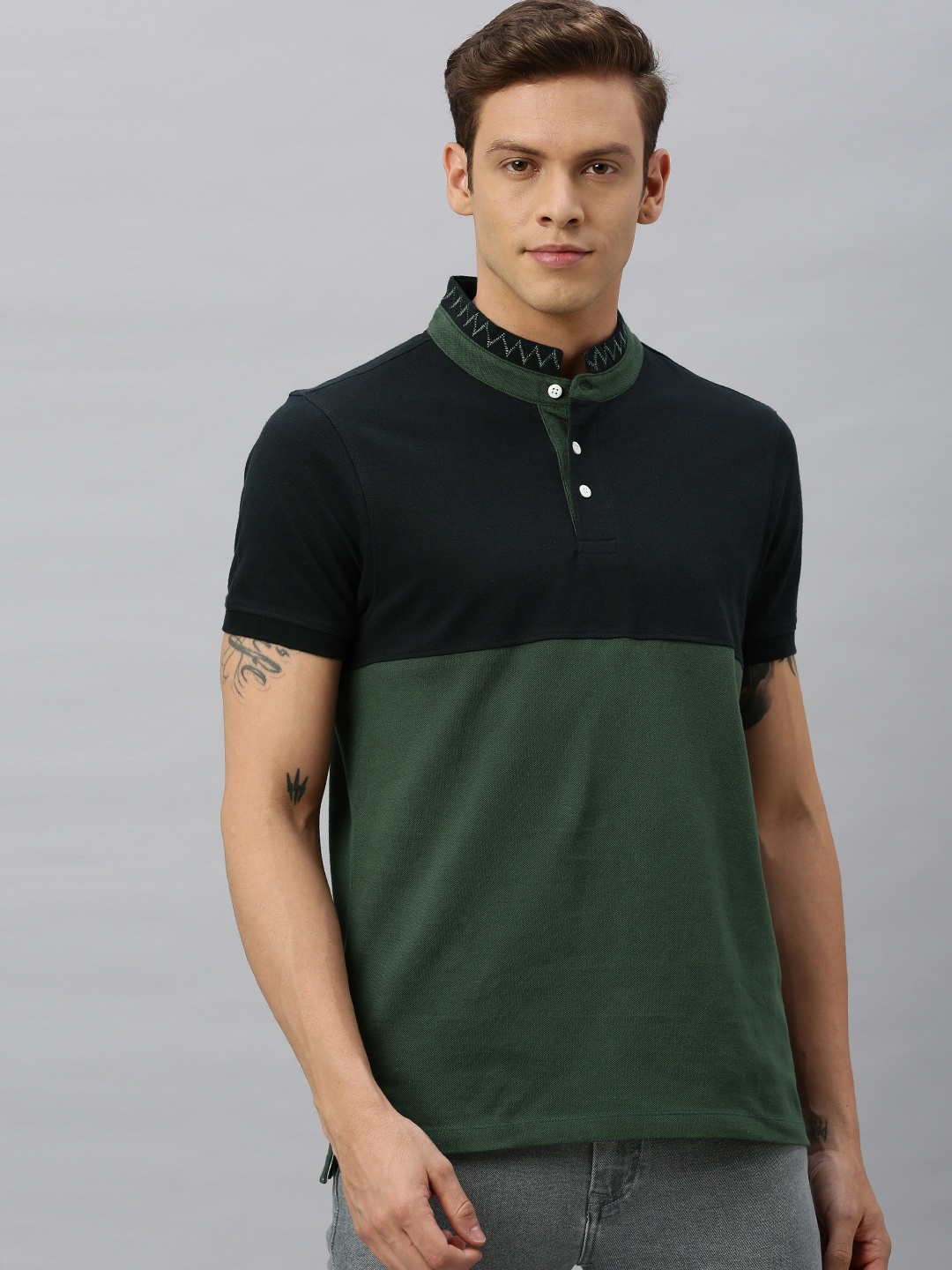 

The Roadster Lifestyle Co Men Olive Green & Navy Blue Colourblocked Mandarin Collar T-shirt