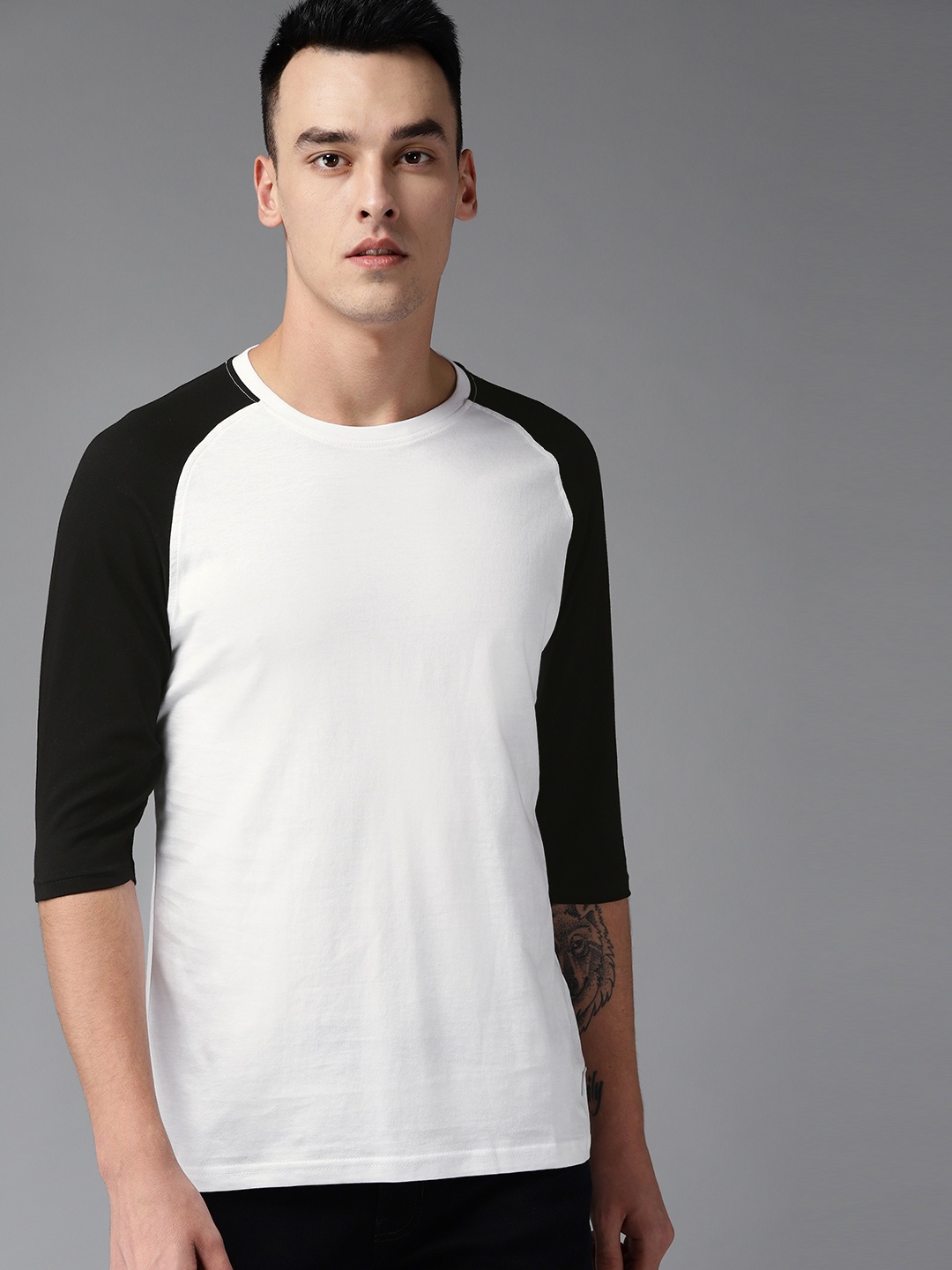 

The Roadster Lifestyle Co Men White Solid Round Neck T-shirt