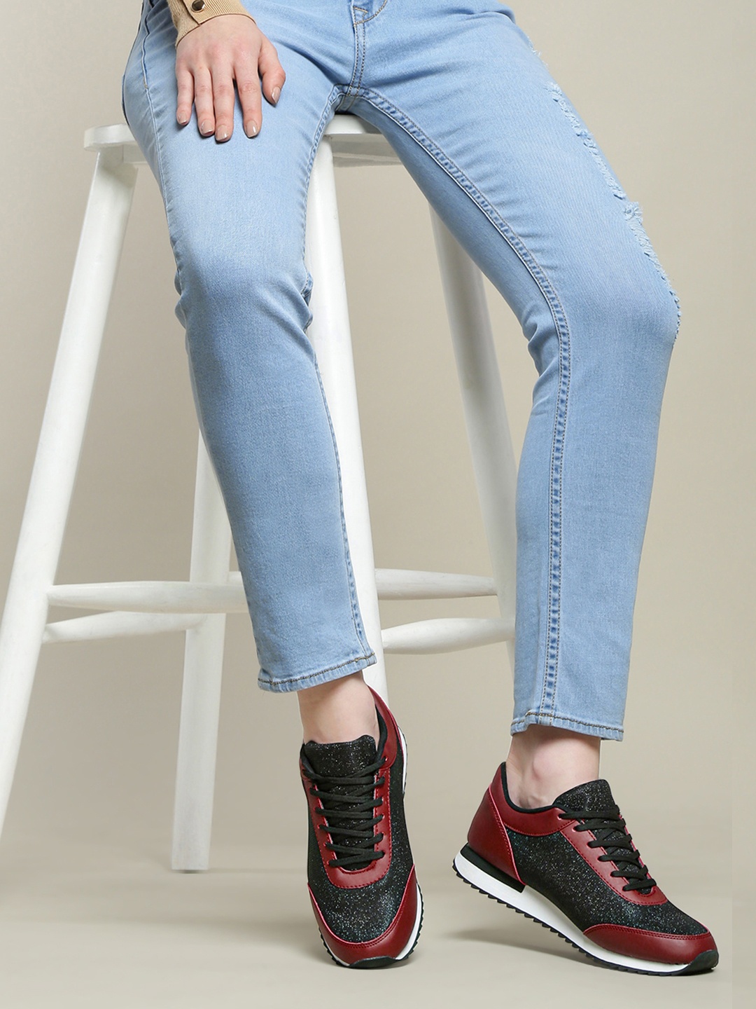 

DressBerry Women Maroon & Black Colorblocked Sneakers