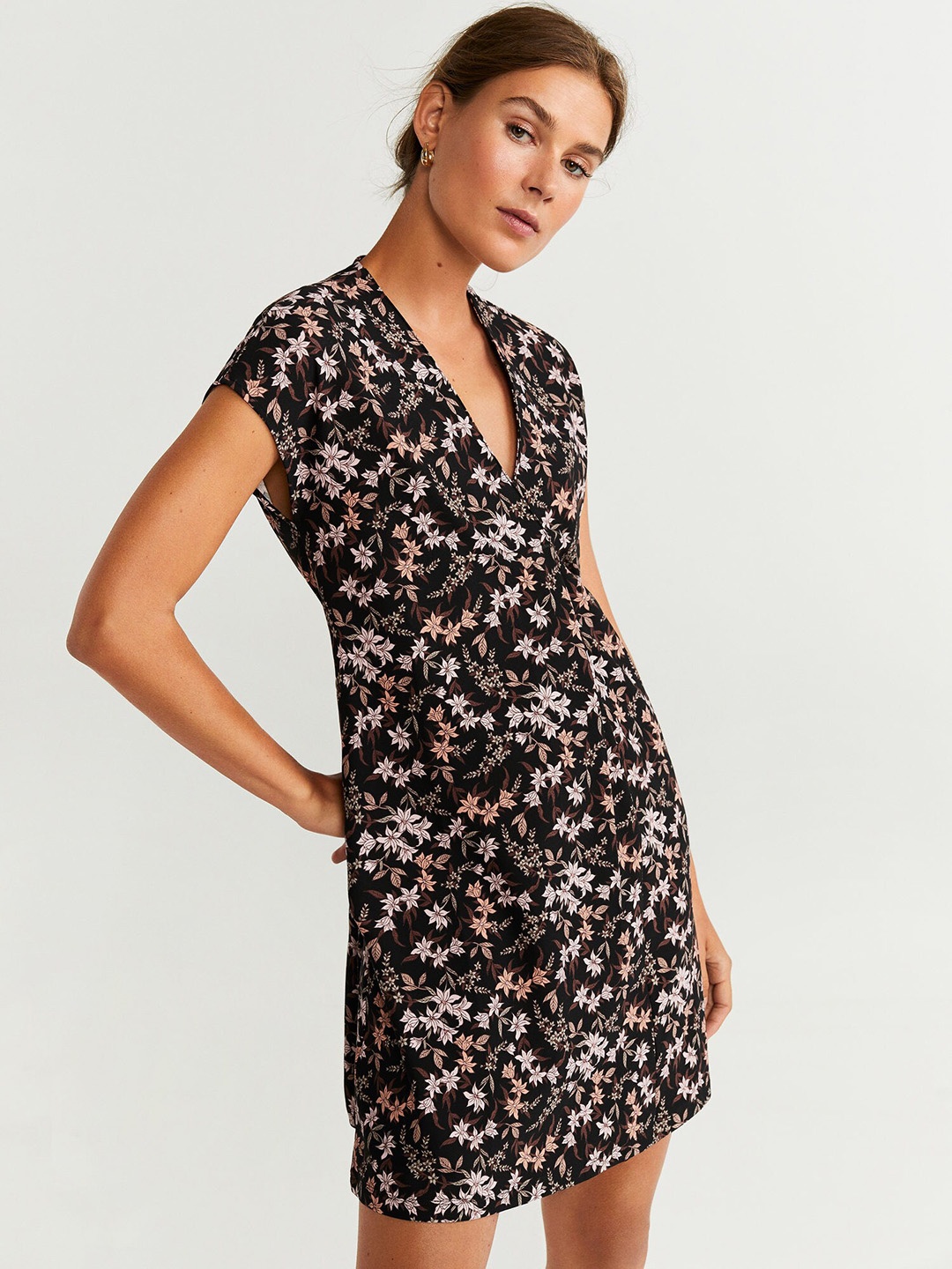 

MANGO Women Black & Peach-Coloured Floral Print Wrap Dress