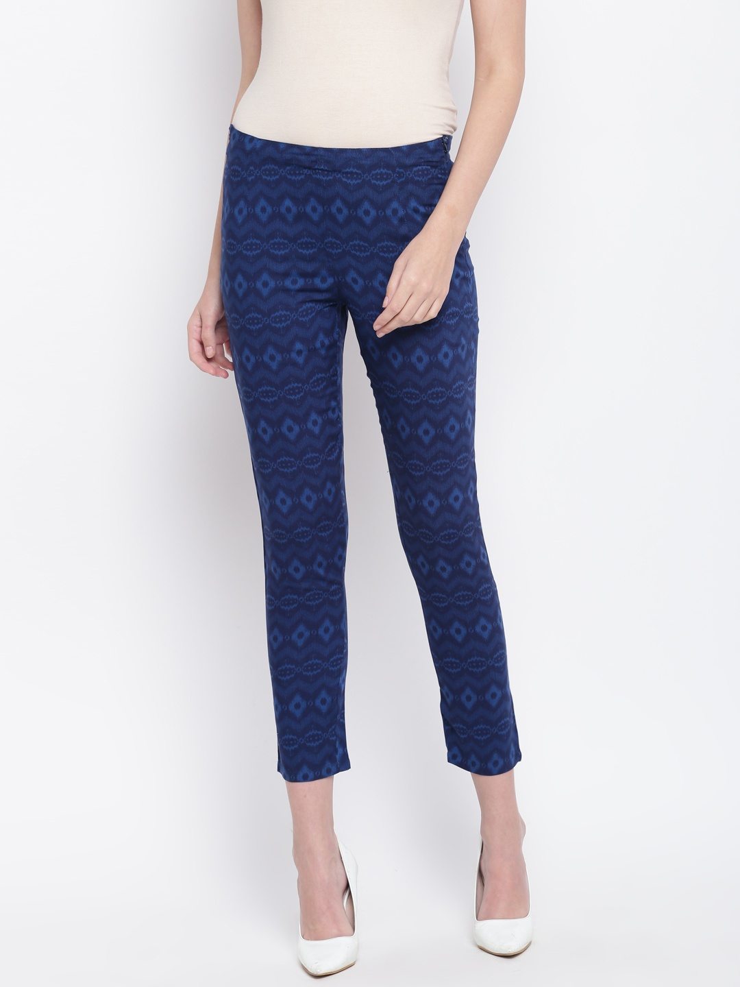 

Rangriti Women Navy Blue Regular Fit Printed Cropped Trousers