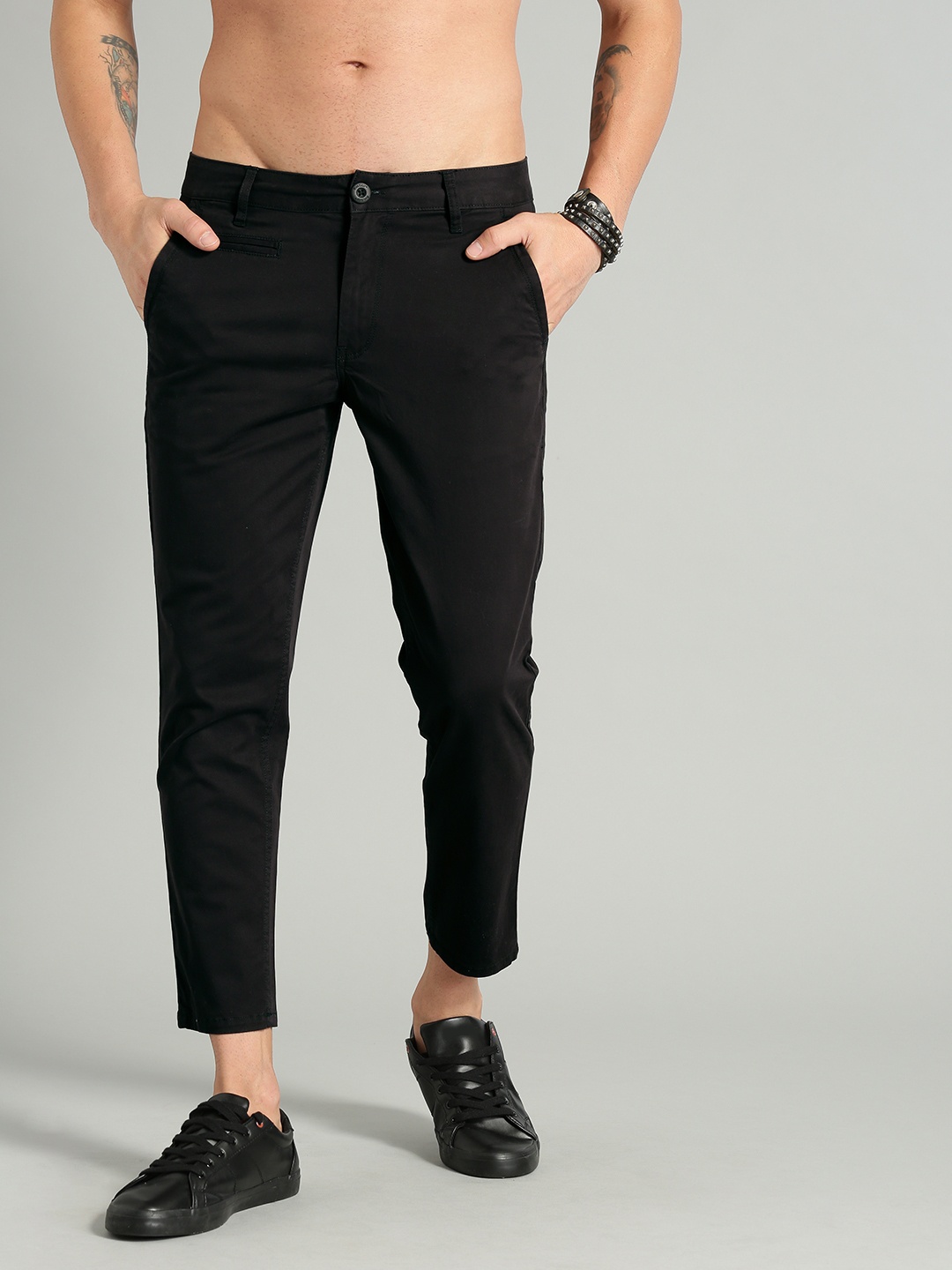 

The Roadster Lifestyle Co Men Black Slim Tapered Fit Solid Chinos