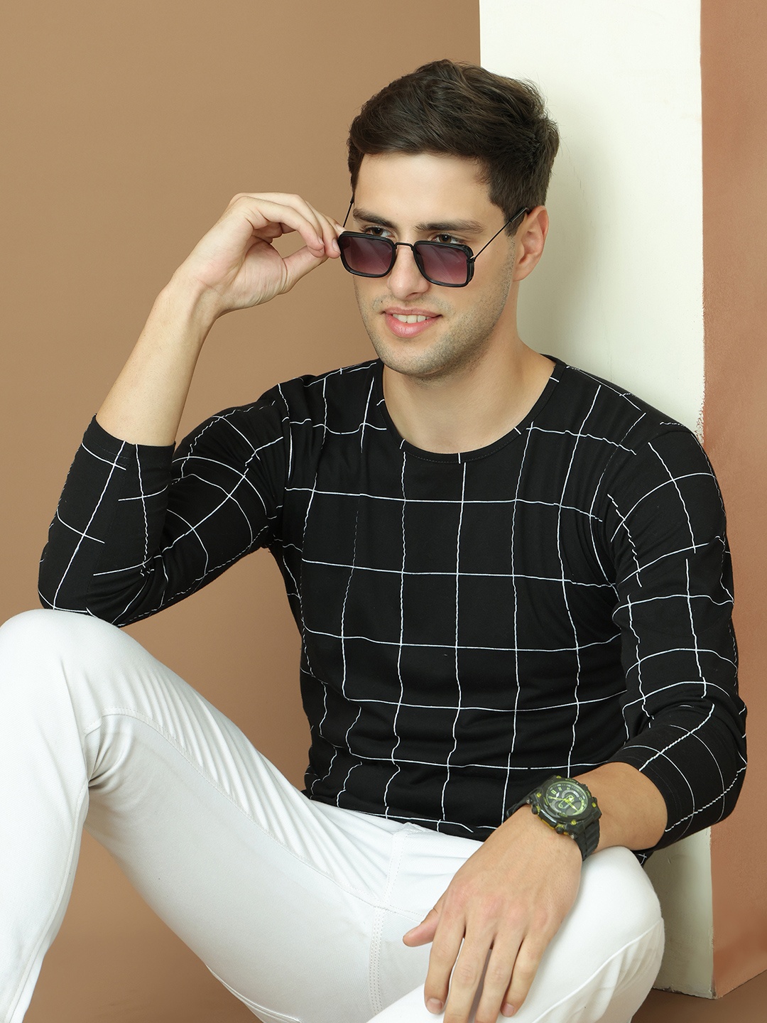 

VIMAL JONNEY Men Black Checked Round Neck T-shirt