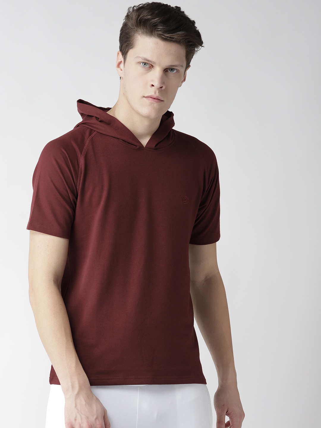 

CHKOKKO Men Maroon Solid Hooded Running T-shirt