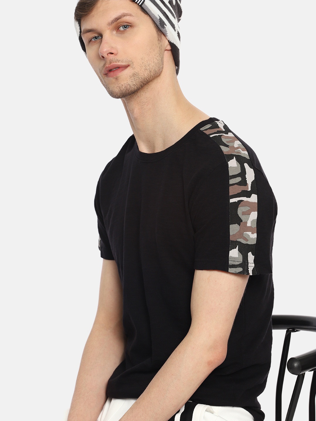 

SINGLE Men Black Solid Round Neck Pure Cotton T-shirt