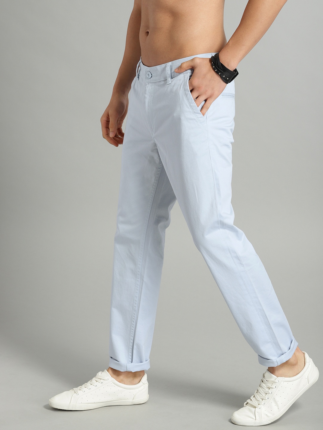 

The Roadster Lifestyle Co Men Blue Regular Fit Solid Chinos