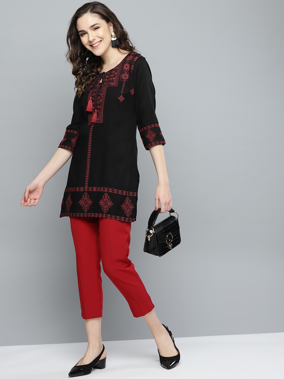 

HERE&NOW Women Black & Red Printed Straight Kurti