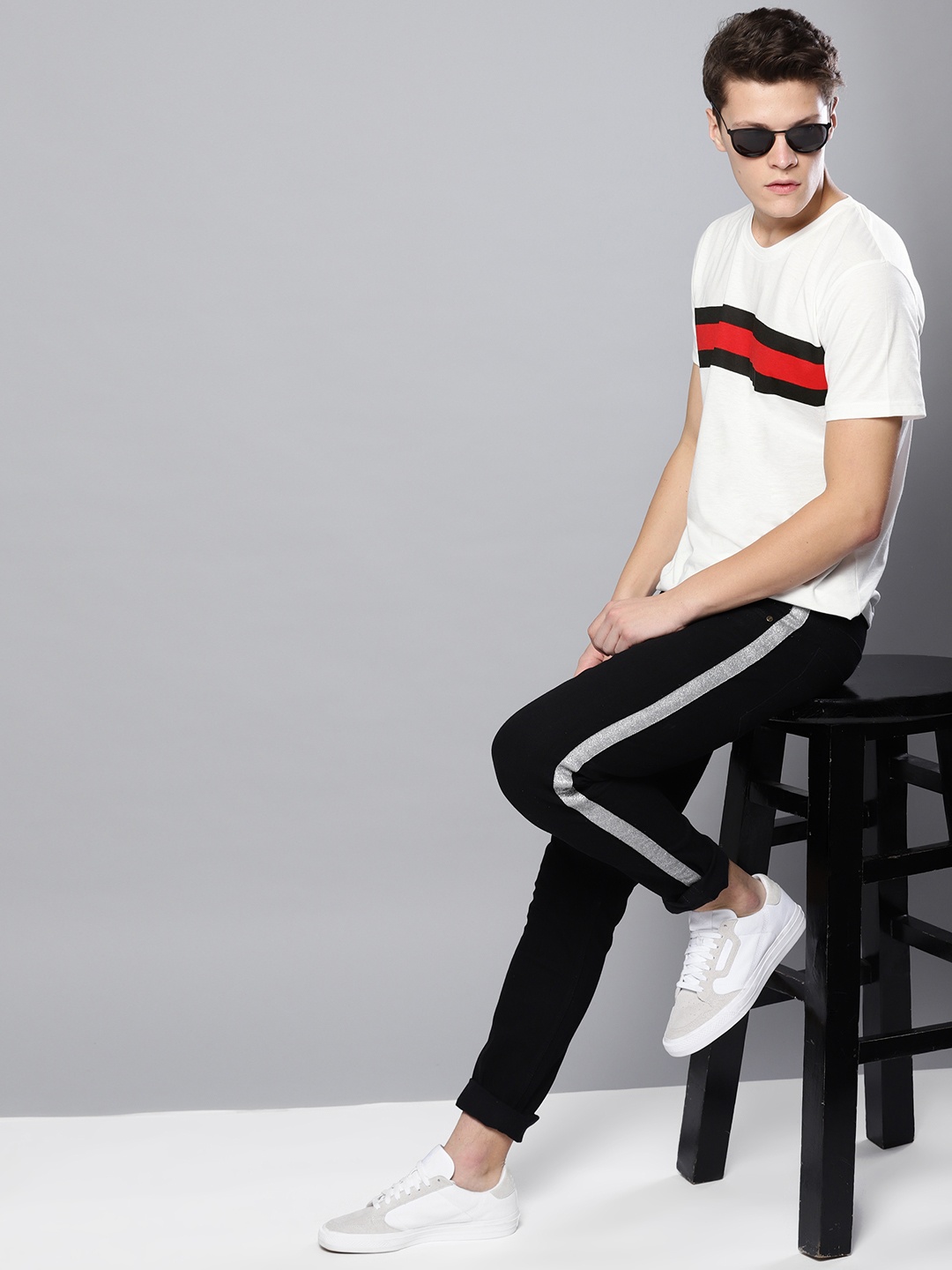 

Besiva Men White Solid Round Neck T-shirt