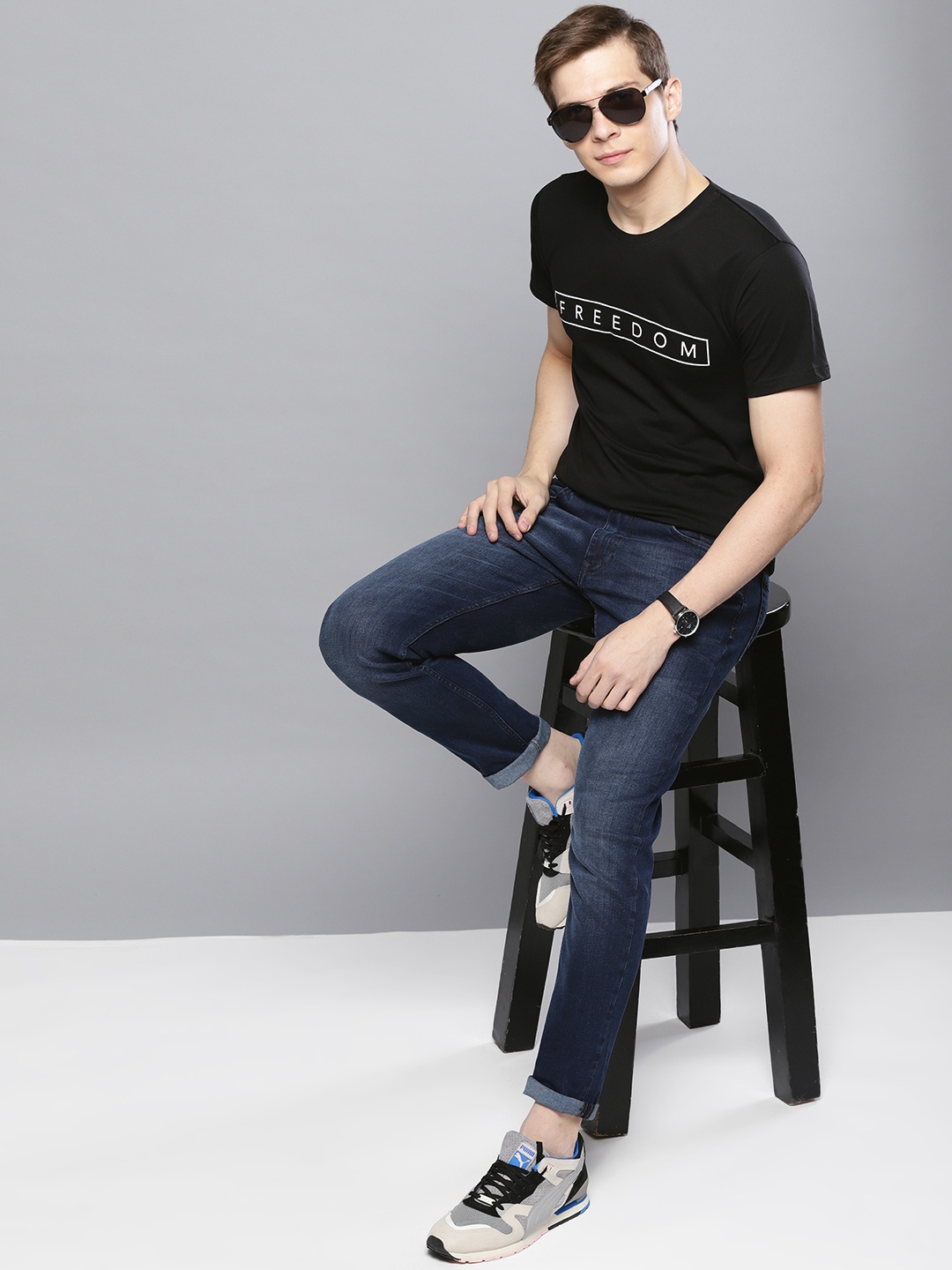 

Besiva Men Black & White Solid Round Neck T-shirt