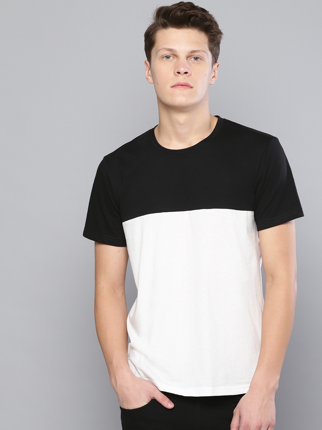 

Besiva Men White & Black Colourblocked Round Neck T-shirt