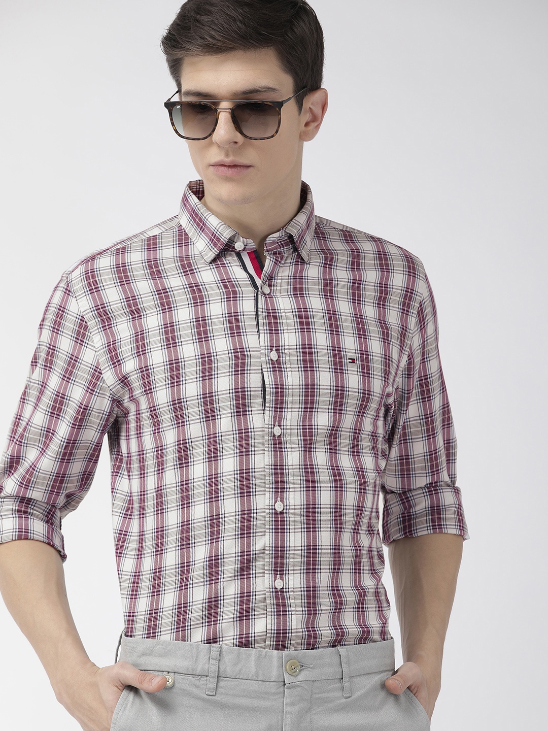 

Tommy Hilfiger Men White & Maroon Regular Fit Checked Casual Shirt
