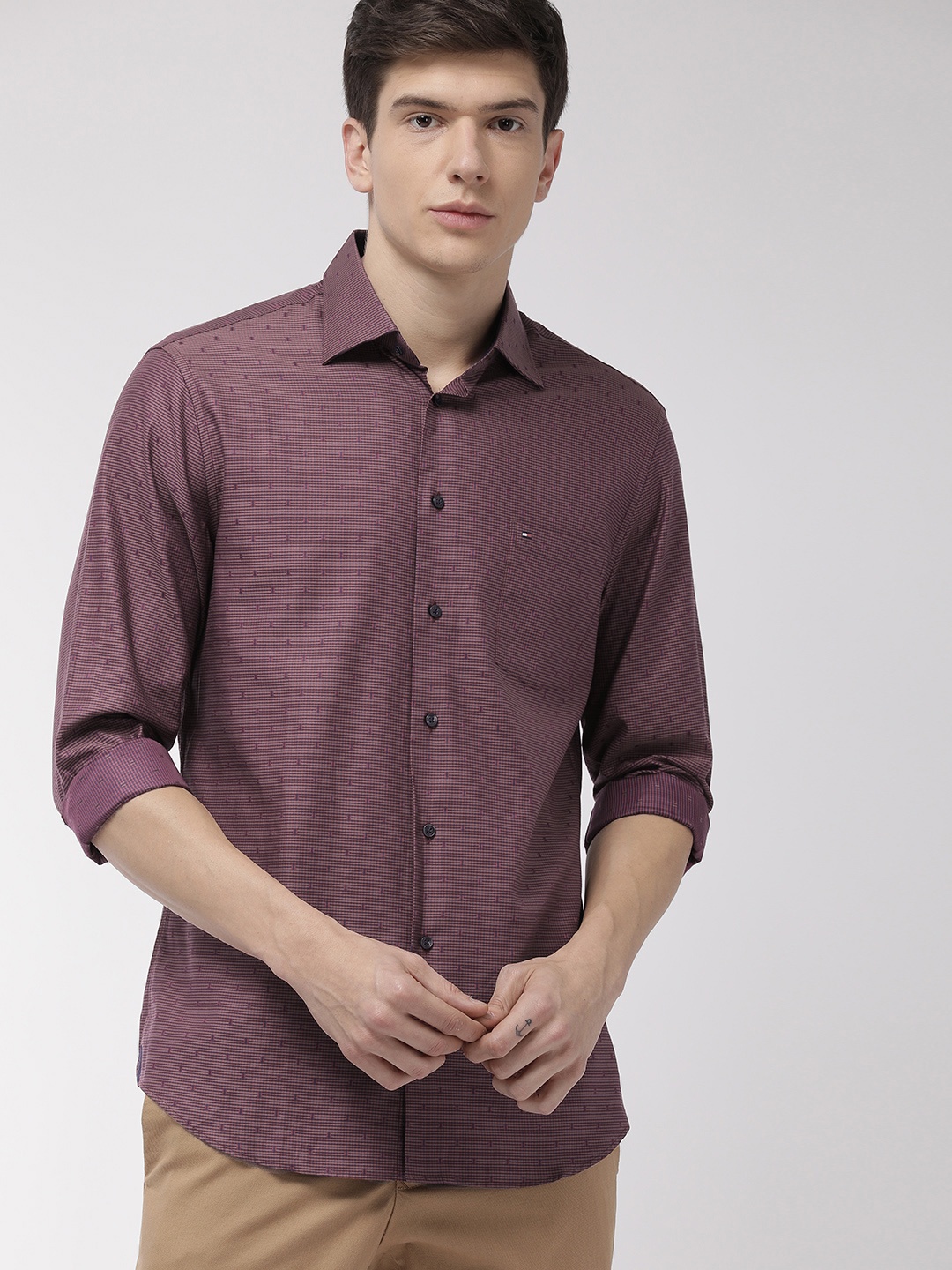 

Tommy Hilfiger Men Maroon & Navy Blue Regular Fit Checked Casual Shirt