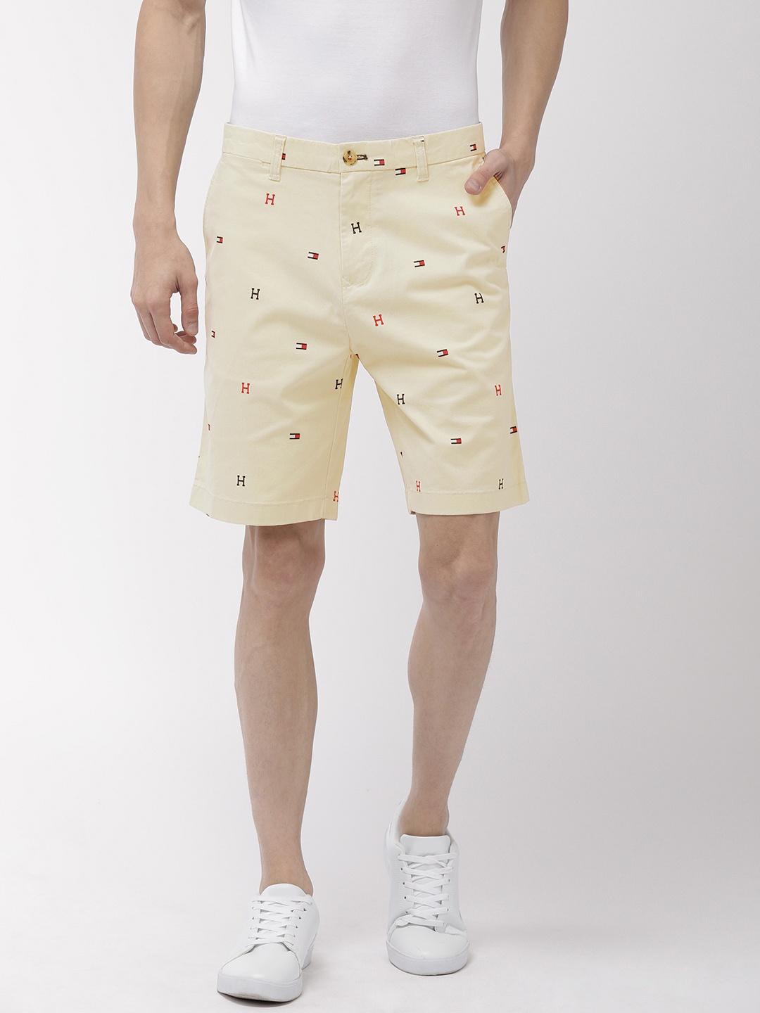 

Tommy Hilfiger Men Cream-Coloured Printed Regular Fit Chino Shorts