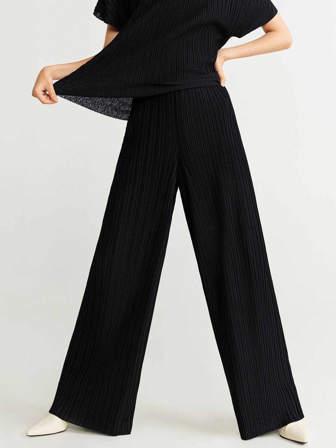 

MANGO Women Black Regular Fit Solid Accordian Pleats Parallel Trousers