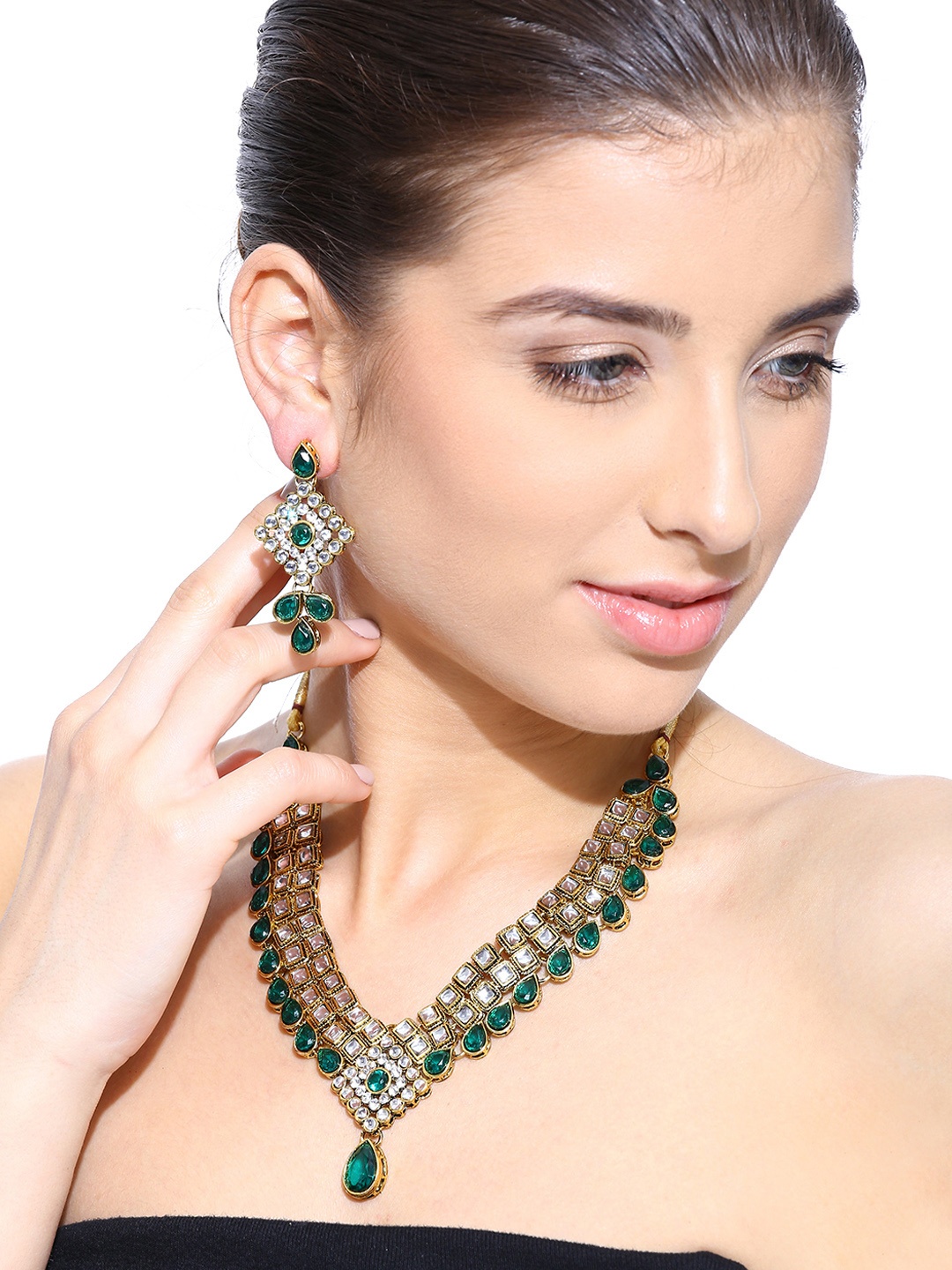 

Zaveri Pearls Gold-Toned & Green Stone-Studded Jewellery Set