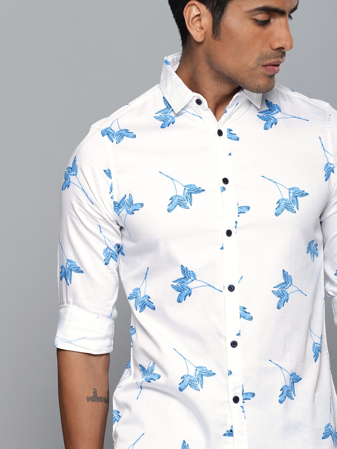 

Dennis Lingo Men White & Blue Slim Fit Printed Casual Shirt