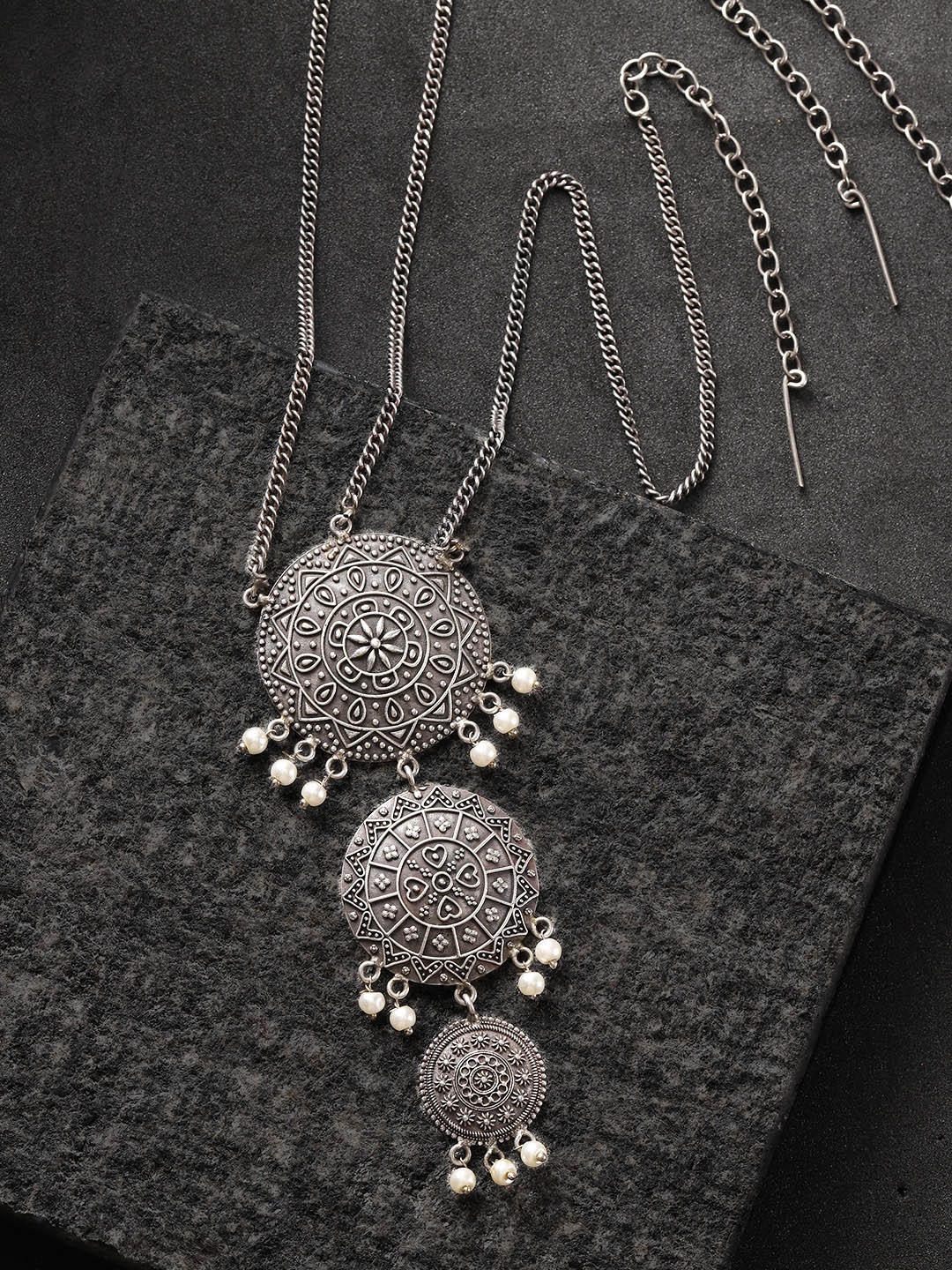 

FIROZA Silver-Toned & Off-White Textured Oxidized Beaded Matha Patti