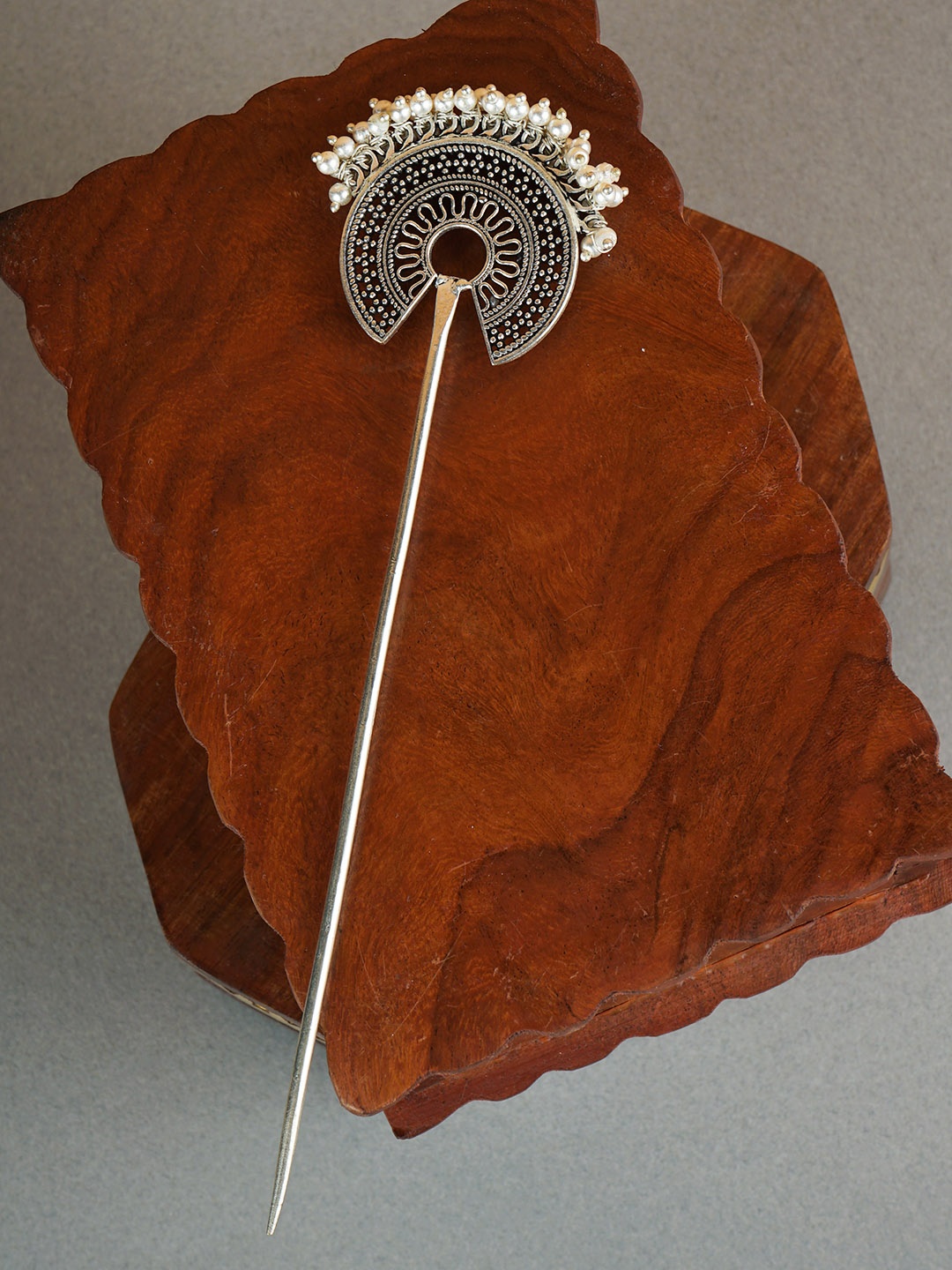 

FIROZA Silver-Toned & Off-White Textured Oxidised Beaded Bun Pin