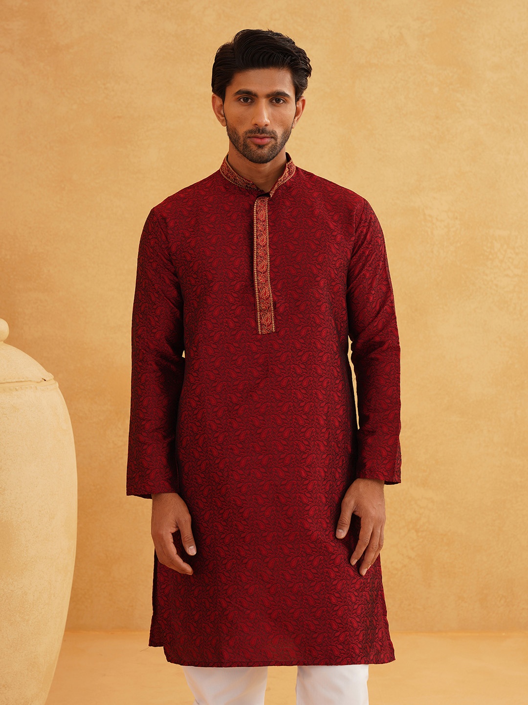 

SOJANYA Men Red Embroidered Straight Kurta