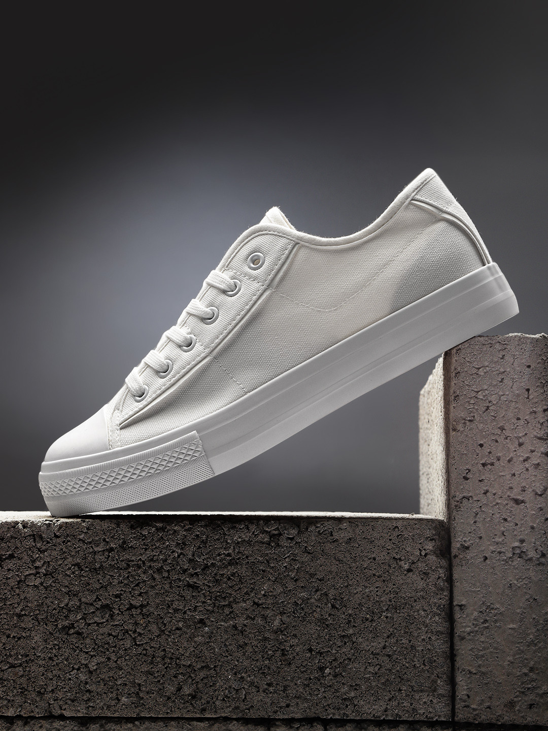 

The Roadster Lifestyle Co Men Off-White Solid Sneakers