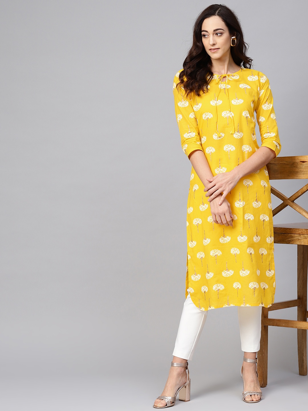 

AHIKA Women Yellow & Off-White Floral Printed Straight Kurta