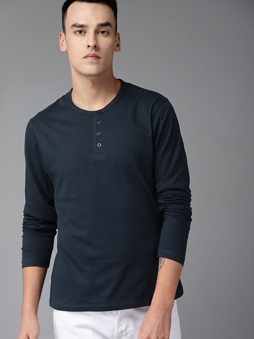 

The Roadster Lifestyle Co Men Navy Blue Solid Round Neck T-shirt