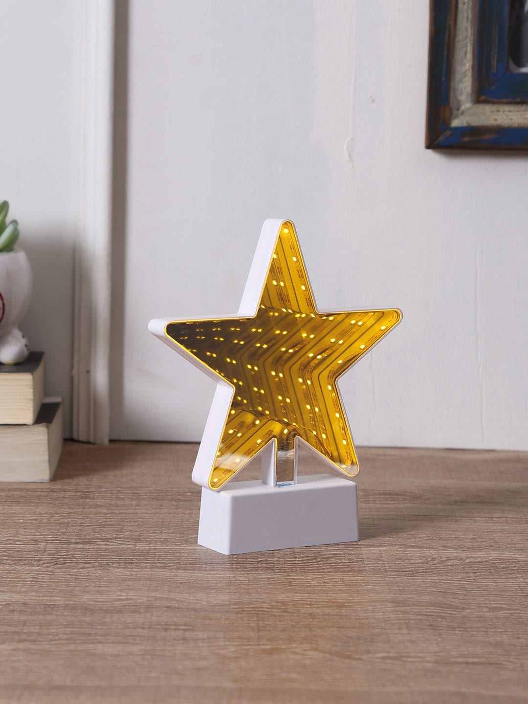 

TAYHAA Yellow & White Textured Star Shaped LED Lighting with Mirror Table Top Lamp