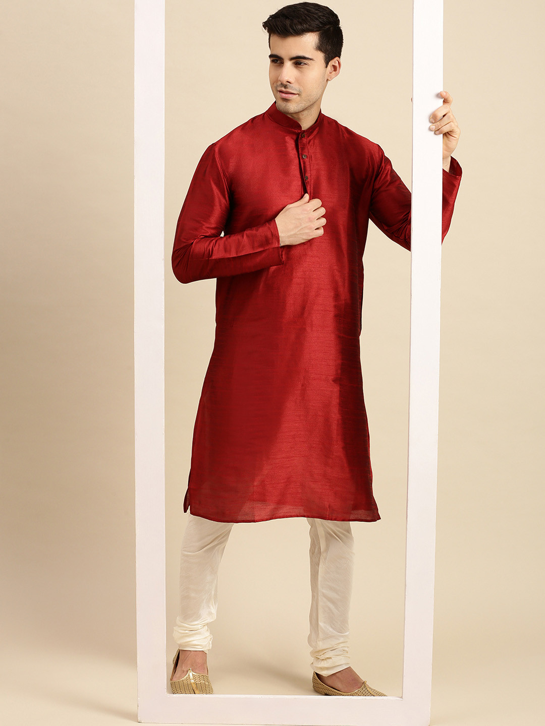 

Sanwara Men Red Solid Straight Kurta