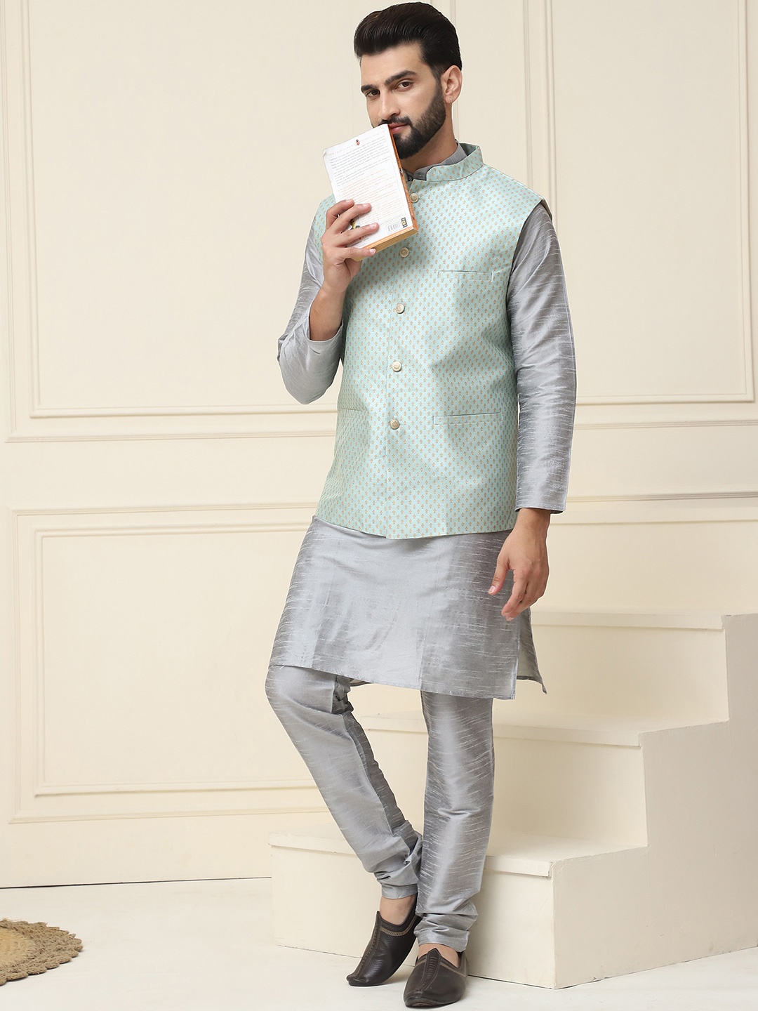 

SOJANYA Men Grey Solid Kurta Set & Nehru Jacket