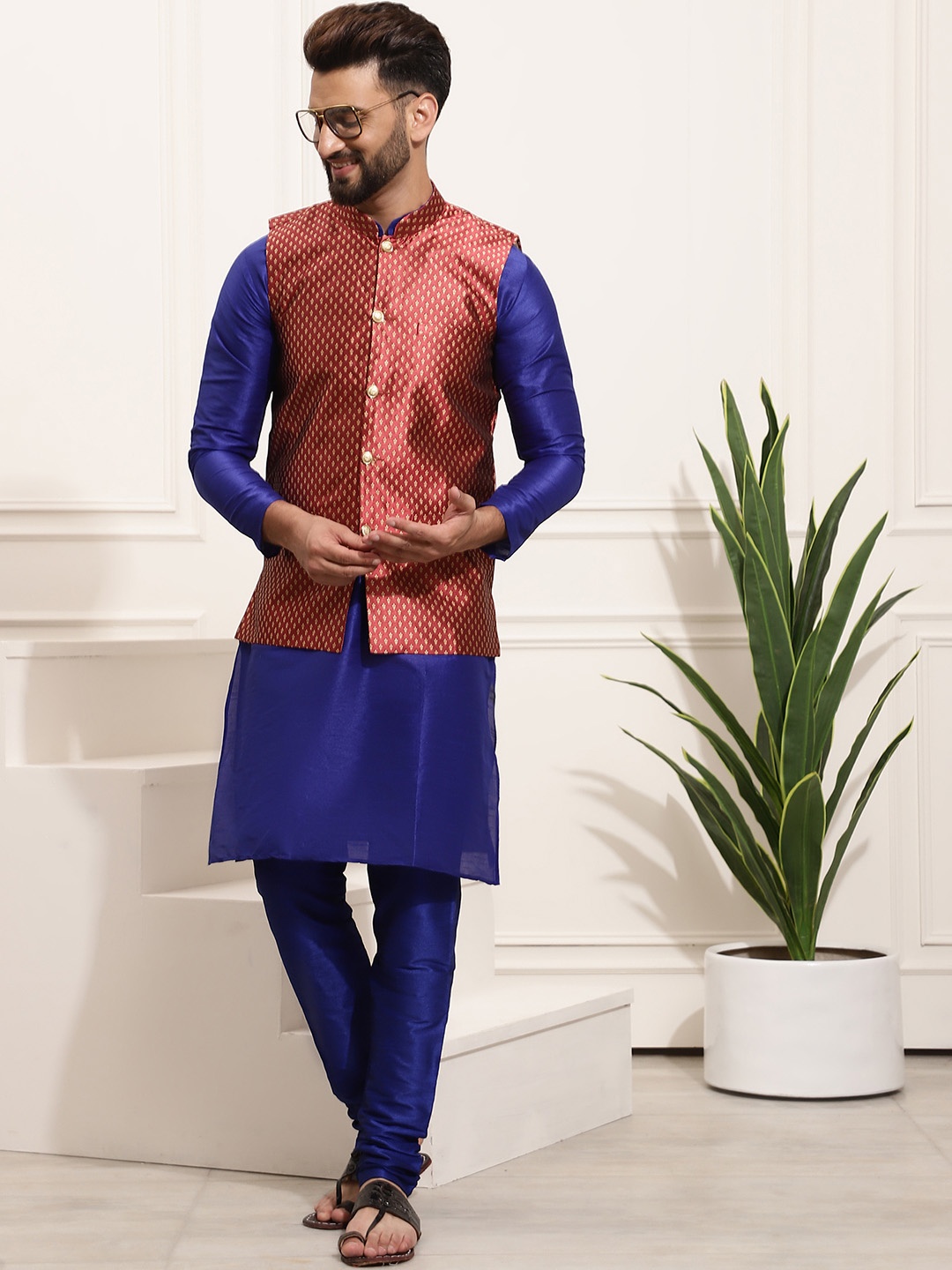 

SOJANYA Men Blue & Maroon Self Design Kurta with Churidar & Nehru Jacket