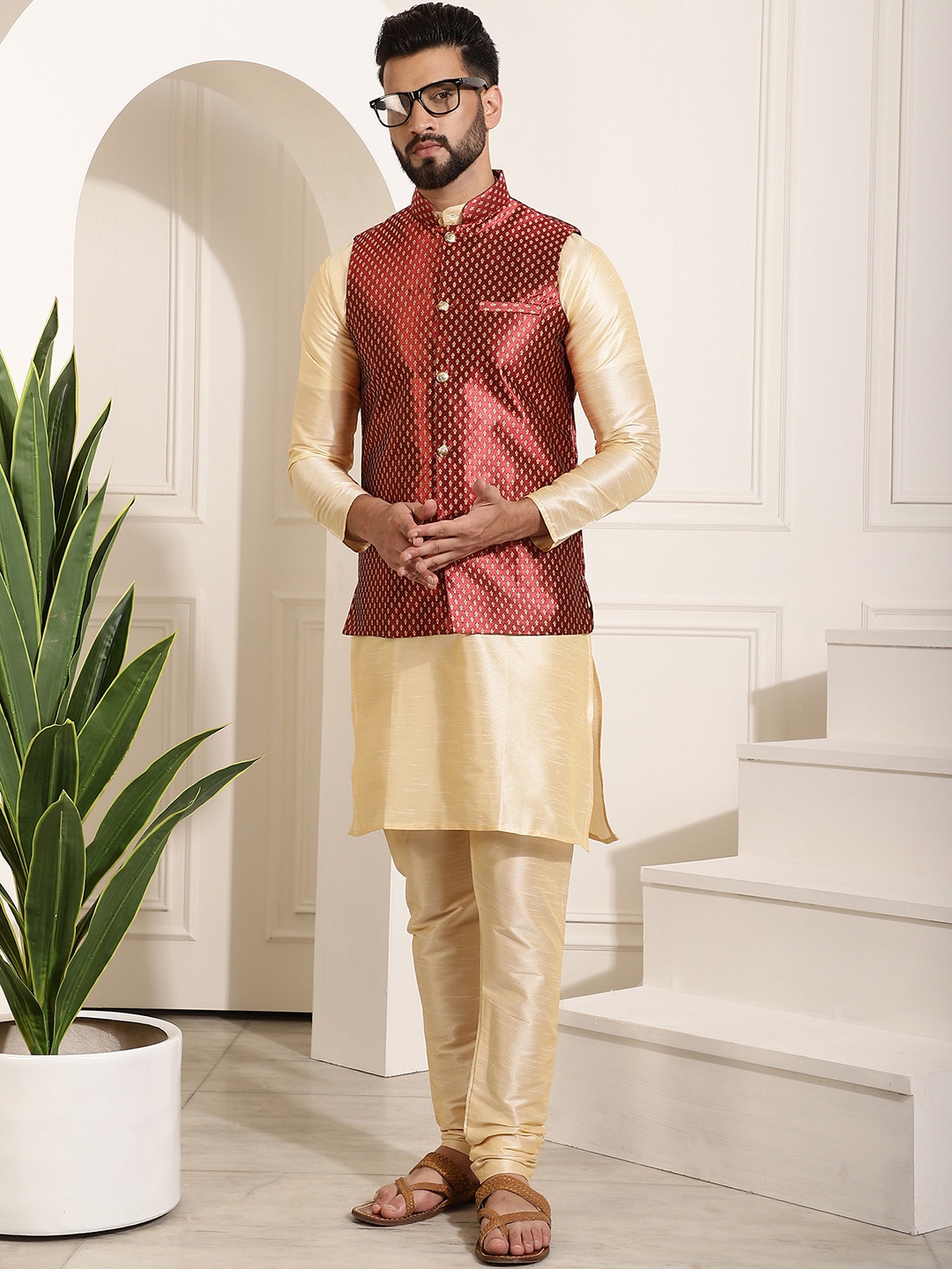 

SOJANYA Men Cream-Coloured & Maroon Self Design Kurta with Churidar & Nehru Jacket