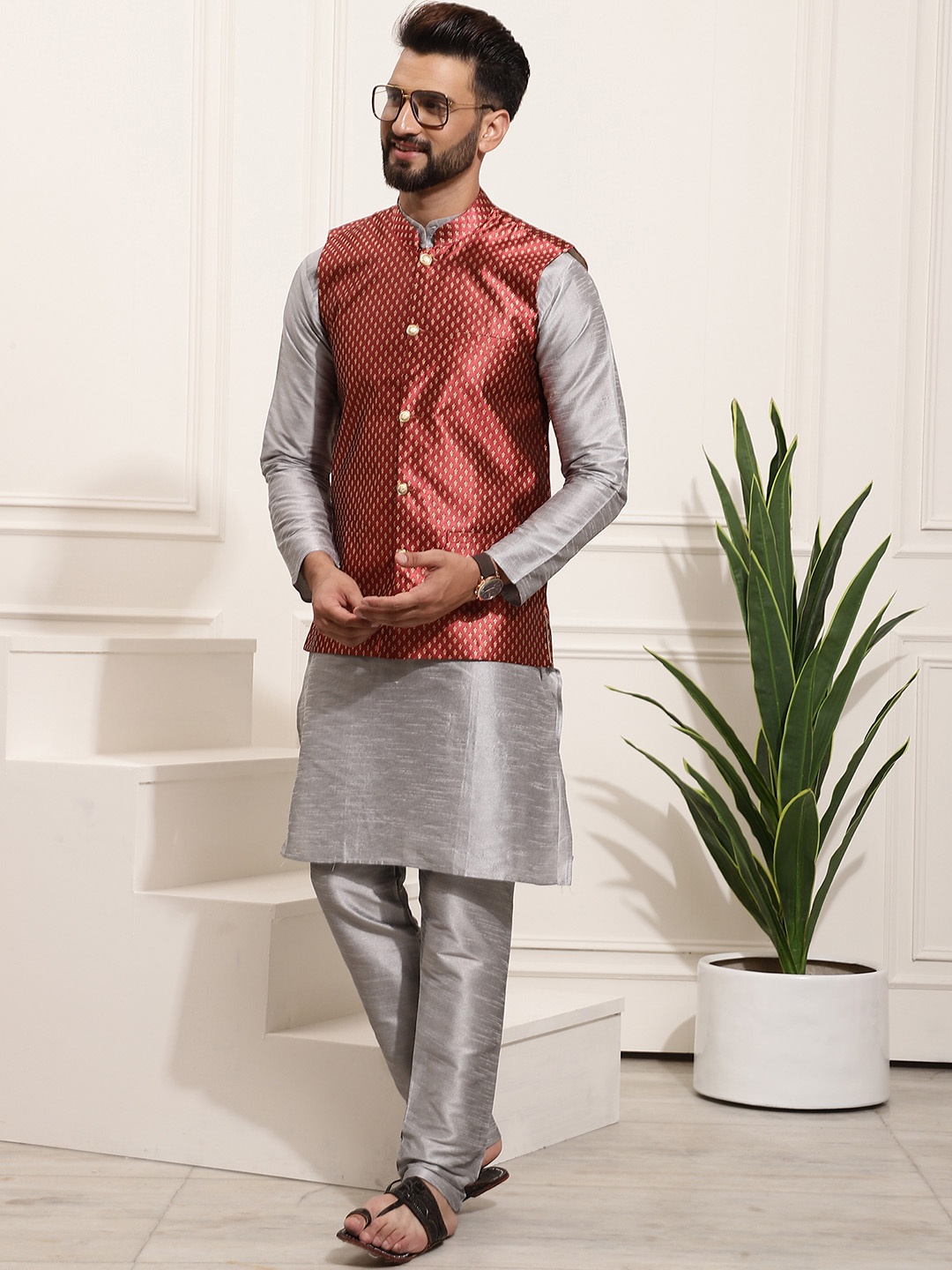 

SOJANYA Men Grey & Maroon Kurta Set & Nehru Jacket