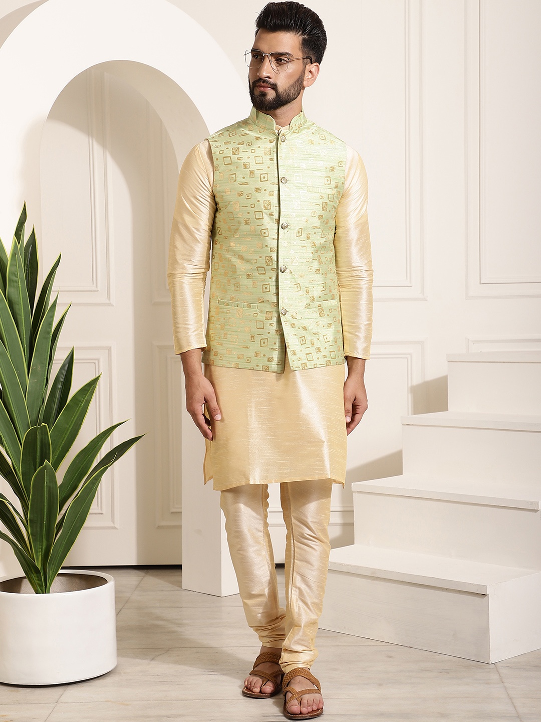 

SOJANYA Men Gold-Toned & Green Solid Kurta Set & Nehru Jacket