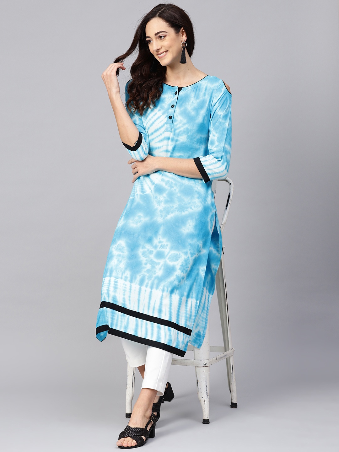 

Meeranshi Women Blue & Off-White Dyed Straight Kurta