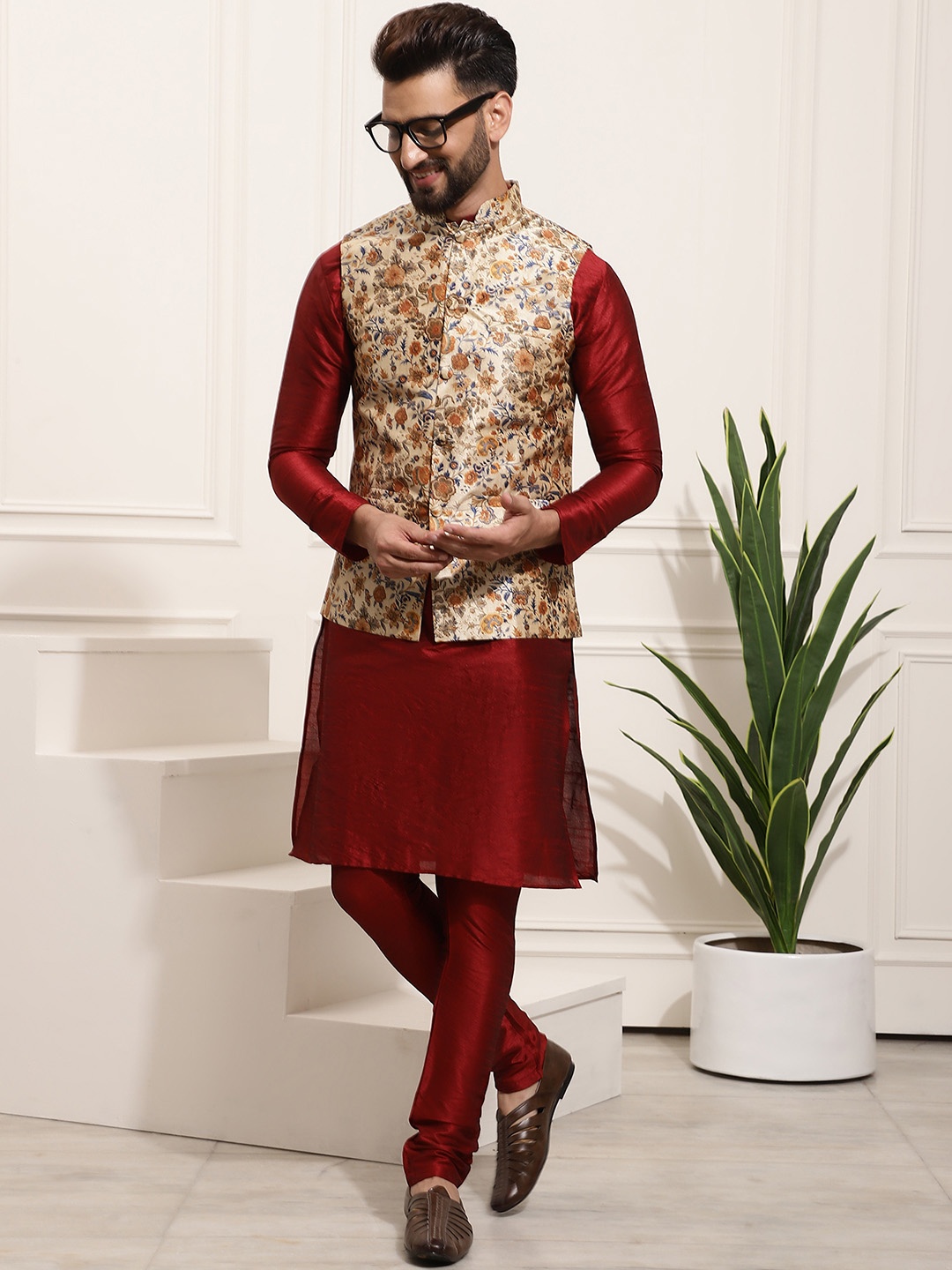 

SOJANYA Men Maroon & Lime Green Solid Kurta with Churidar & Nehru Jacket