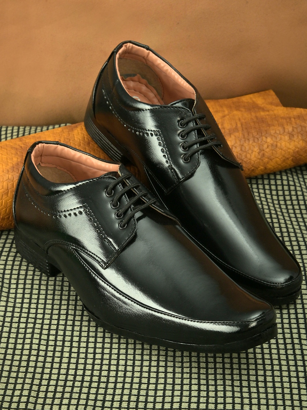 

Sir Corbett Men Black Solid Derbys