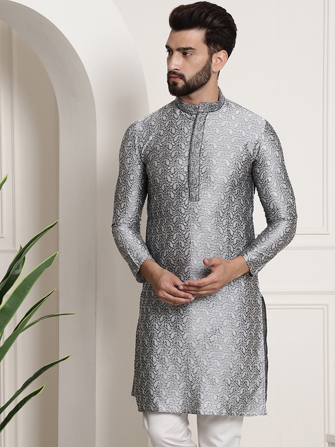 

SOJANYA Men Grey Embroidered Straight Kurta